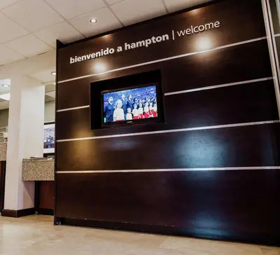 Una televisión o centro de entretenimiento en Hampton by Hilton Torreon Airport-Galerias