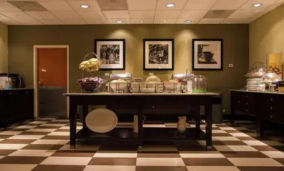 Comida en o cerca de este hotel