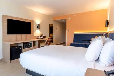 Una televisión o centro de entretenimiento en Hampton by Hilton Torreon Airport-Galerias