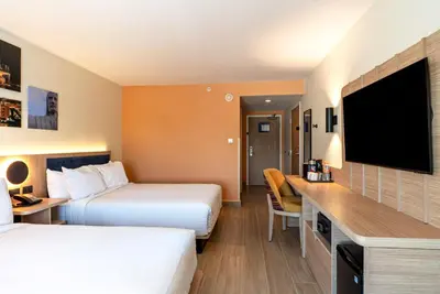 Una televisión o centro de entretenimiento en Hampton by Hilton Torreon Airport-Galerias