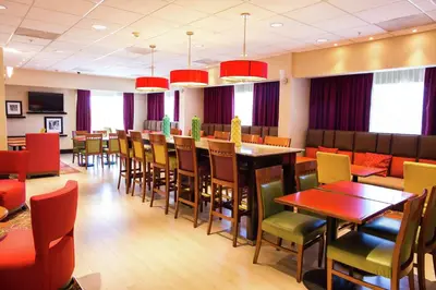 Un restaurante o sitio para comer en Hampton by Hilton Torreon Airport-Galerias