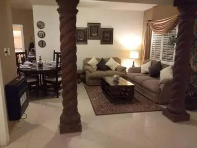 Zona de estar de Confortable y acogedor Departamento por UACH II
