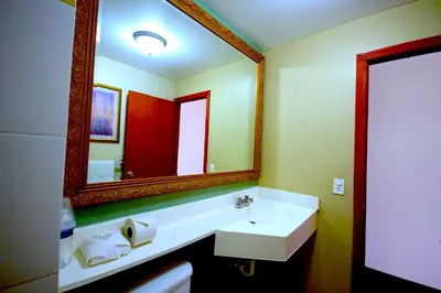 Un baño de Hotel Consulado Inn