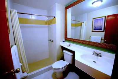 Un baño de Hotel Consulado Inn