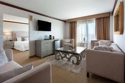 Una televisión o centro de entretenimiento en Wyndham Torreon