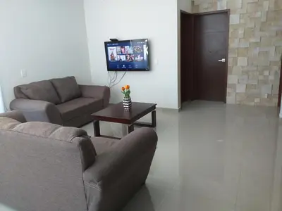 Una televisión o centro de entretenimiento en RENTA VACACIONAL A 2 CUADRAS DE LA PLAYA O MALECON DE MAZATLAN
