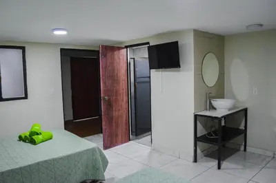 Una televisión o centro de entretenimiento en Posada Vacacional Brisas del Mar