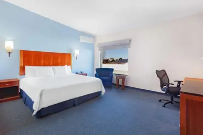 Cama o camas de una habitación en Days Inn by Wyndham Piedras Negras