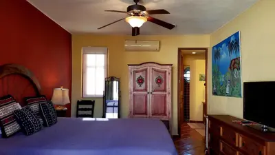 Una televisión o centro de entretenimiento en Casa Encantada