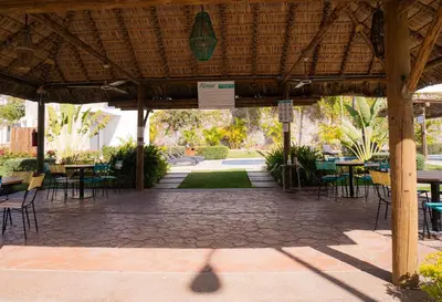 Un restaurante o sitio para comer en CASA EN PRIVADA FRENTE A LA PLAYA CON ALBERCA!