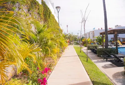 Jardín al aire libre en CASA EN PRIVADA FRENTE A LA PLAYA CON ALBERCA!