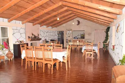 Un restaurante o sitio para comer en Cabañas Los Portales Barrancas del Cobre