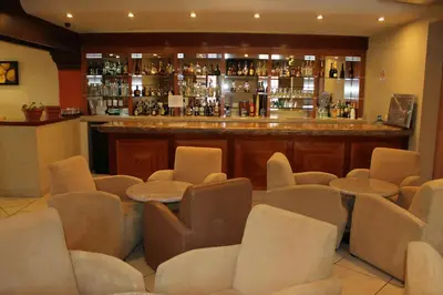El salón o zona de bar de Hotel Plaza las Quintas