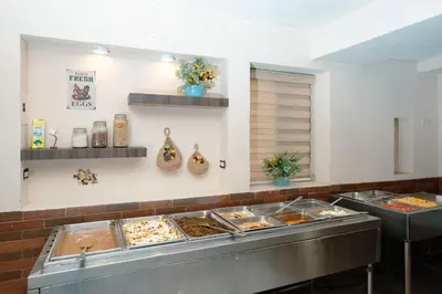 Comida en o cerca de este hotel
