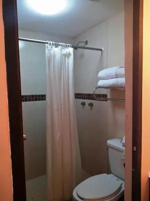 Un baño de Los Jitos Hotel & Suites
