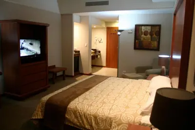 Una televisión o centro de entretenimiento en Royal Palace