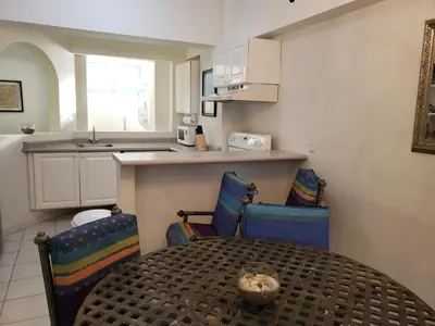 Una cocina o zona de cocina en Condo Costa Bonita Beach & Resort