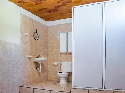 Un baño de Paraje Santa Cruz