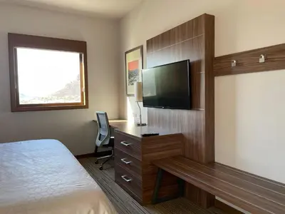 Una televisión o centro de entretenimiento en Holiday Inn Express Guaymas by IHG
