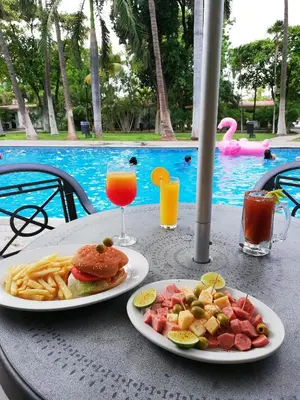 Comida en o cerca de este hotel