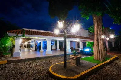 Jardín al aire libre en InHouse Select Hacienda Tres Rios Hotel Culiacán