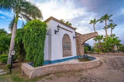 Jardín al aire libre en InHouse Select Hacienda Tres Rios Hotel Culiacán