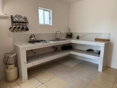 Una cocina o zona de cocina en Cabañas el Pino 0