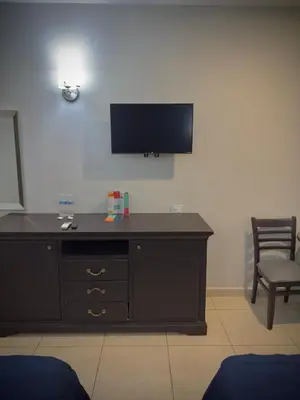 Una televisión o centro de entretenimiento en Hotel Maioris Kumate Culiacán