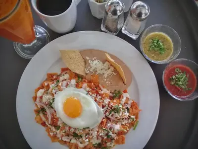 Comida en o cerca de este hotel