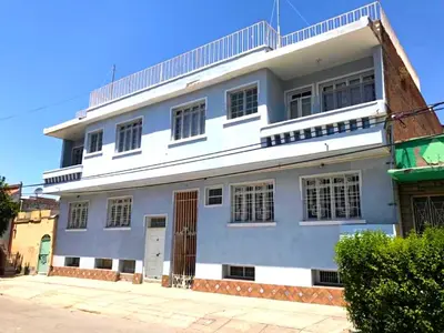 Edificio en el que se encuentra el hostal o pensión