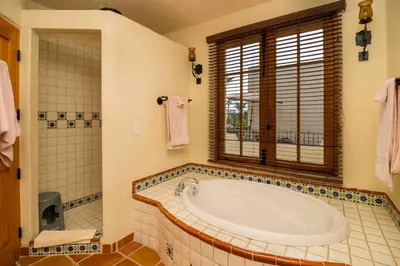 Un baño de Casa Del Vino 2BR by Casago