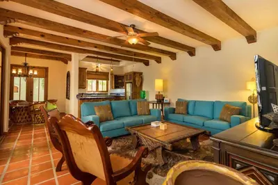 Zona de estar de Casa De La Alegria 3BR by Casago