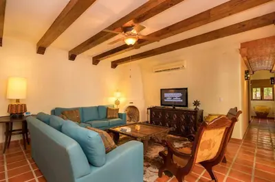 Zona de estar de Casa De La Alegria 3BR by Casago