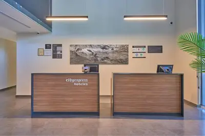 El vestíbulo o zona de recepción de City Express by Marriott Guaymas