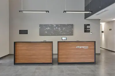 El vestíbulo o zona de recepción de City Express by Marriott Guaymas