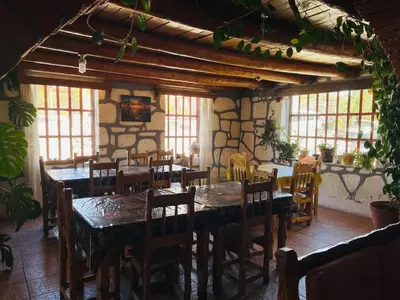 Un restaurante o sitio para comer en Cabañas De Lolita En Barrancas del cobre