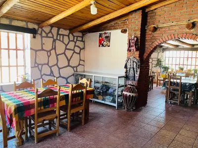 Un restaurante o sitio para comer en Cabañas De Lolita En Barrancas del cobre