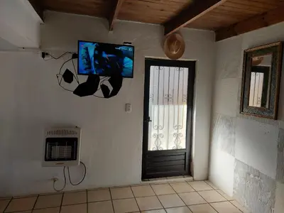 Una televisión o centro de entretenimiento en Casa Nopal Tu casa vacacional tipo hotel