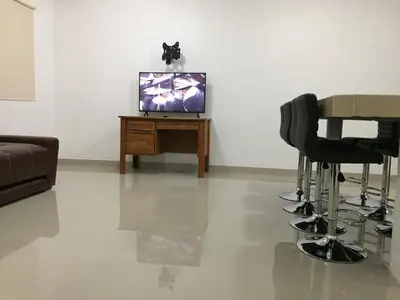 Una televisión o centro de entretenimiento en Linda casa 12 Malecon Central Park Acuario