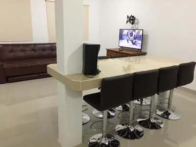 Una televisión o centro de entretenimiento en Linda casa 12 Malecon Central Park Acuario