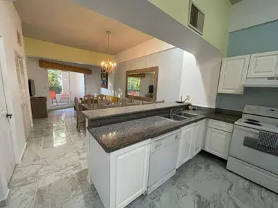 Una cocina o zona de cocina en Costa Bonita Condominiums & Beach Resort - Primer planta