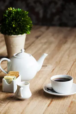 Utensilios para hacer té y café en Hotel Fray Marcos