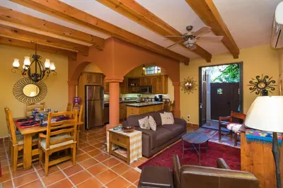 Zona de estar de Casa Isla 2BR by Casago