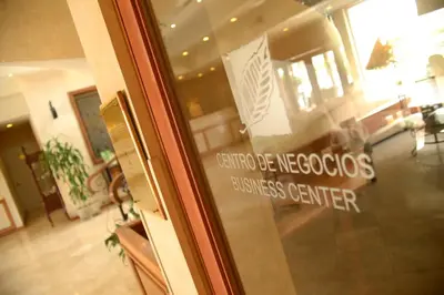 Certificado, premio, señal o documento que está expuesto en Fresno Galerias
