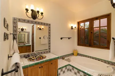 Un baño de Casa Bella 2BR by Casago