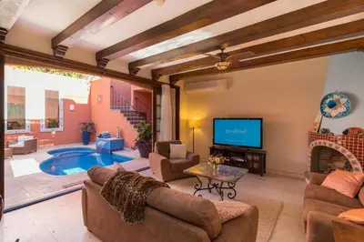 Una televisión o centro de entretenimiento en Casa Bella 2BR by Casago