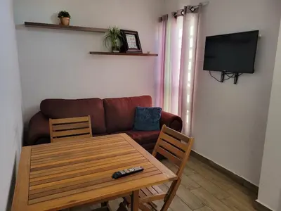 Una televisión o centro de entretenimiento en Zona nuevo CAMPUS Universidad departamento independiente