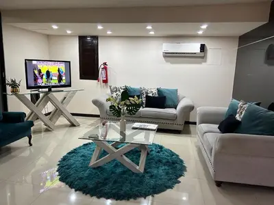 Una televisión o centro de entretenimiento en Hotel Francis