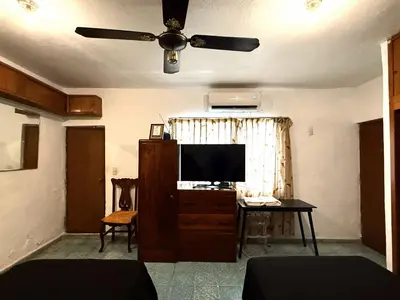 Una televisión o centro de entretenimiento en Acogedora habitación en excelente ubicación