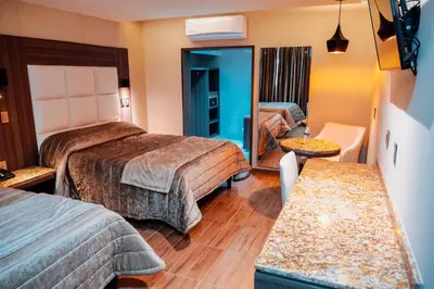 Cama o camas de una habitación en KAVIA MEOQUI HOTEL & SUITES